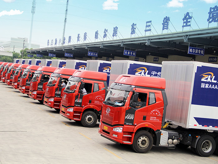 中卡物流運(yùn)貨車隊(duì)